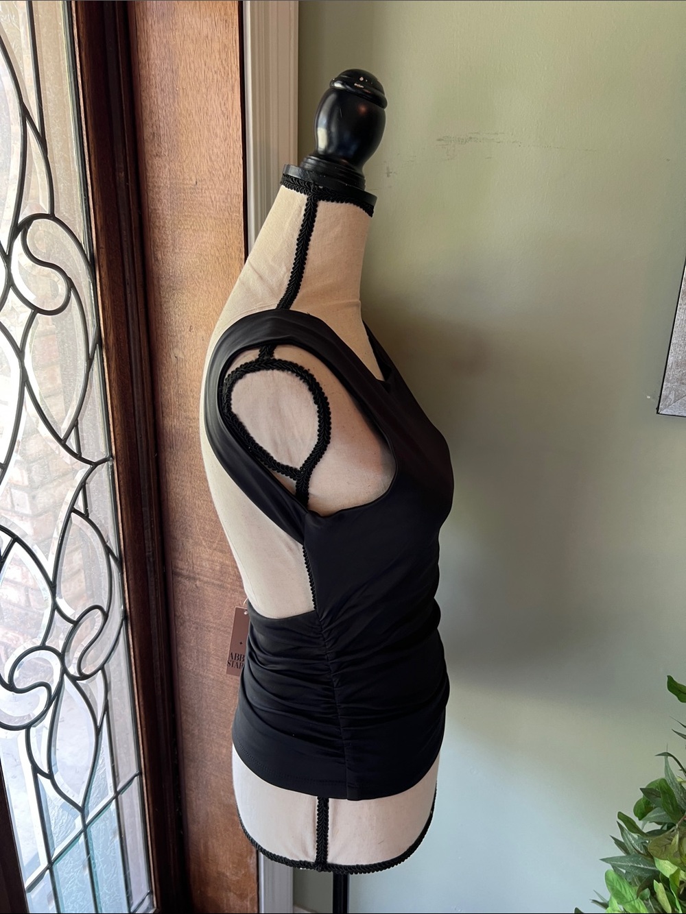 Sleek Black Women's Sleeveless Ruched Tank Top - Picture 5 of 9